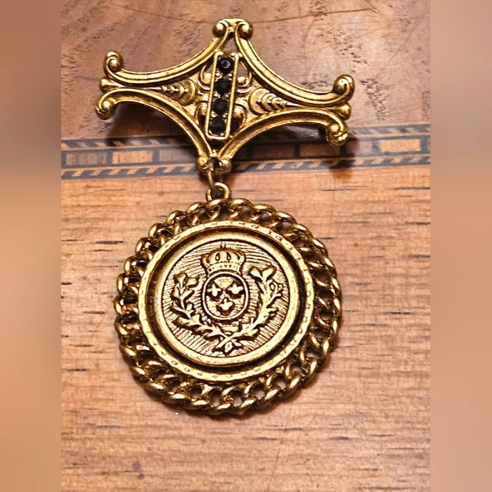 Vintage gold tone coat of arms brooch with black rhinestone Etoo